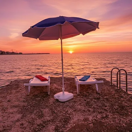 White Coral With Sea Access & Shared Pool *