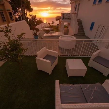 White Coral With Sea Access & Shared Pool *