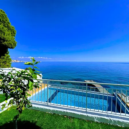 White Coral With Sea Access & Shared Pool