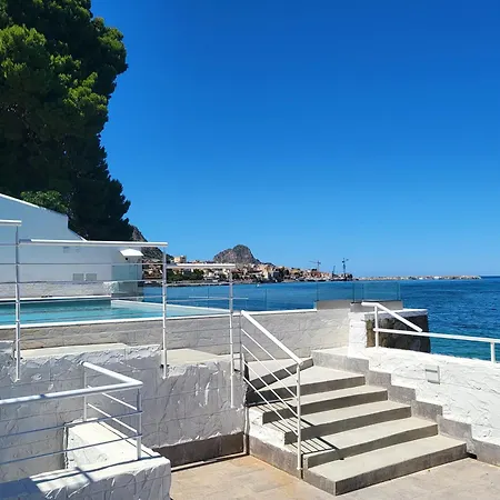 White Coral With Sea Access & Shared Pool *